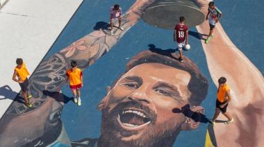 Homenajean al Messi campeón del mundo con un mural gigante en un balneario