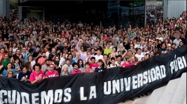 Estudiantes, opositores y la CGT marchan juntos a Plaza de Mayo en defensa de las universidades