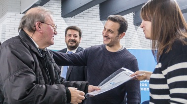 Julián Álvarez y el ministro Mena entregaron 105 escrituras sociales a vecinos y vecinas de Lanús