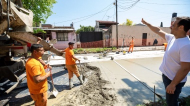 Julián Álvarez recorrió las obras de pavimentación en Monte Chingolo