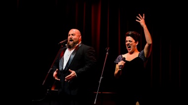 Sr. & Sra. Gómez: La pareja que lleva el amor y la música al escenario