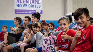 Santalla entregó 2000 kits escolares a clubes de barrio de Avellaneda que integran FADI