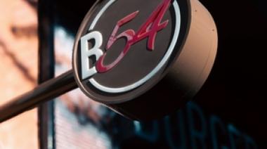 Burger54 renueva su emblemática sucursal en Devoto  con una propuesta renovada y el sabor de siempre