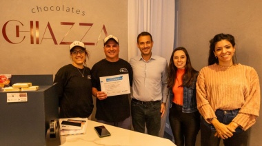 Julián Álvarez entregó el certificado de habilitación comercial a la chocolatería Chiazza