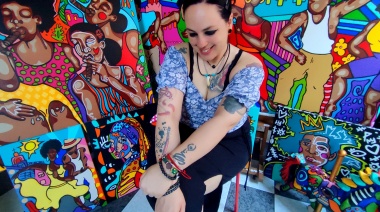 Nativa de Olavarría descubrió la pintura en Mallorca, isla en donde pinta con brazos tatuados y el mate al lado