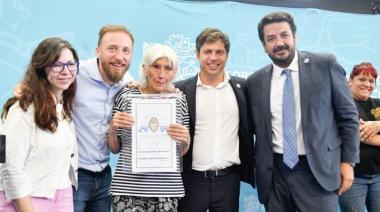 Kicillof y Otermín entregaron títulos de propiedad