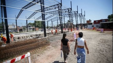 Mayra recorrió obras en el Barrio Kolinos: Nuevo polideportivo y pavimento