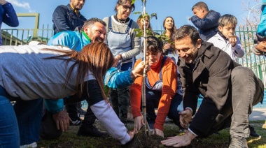 Lanús Gobierno plantó el árbol número 1000 del mes junto a vecinos y vecinas de Valentín Alsina