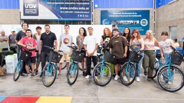 Daniela Vilar y Emmanuel Santalla entregaron un camión a cooperativas de reciclado, y bicicletas a estudiantes secundarios