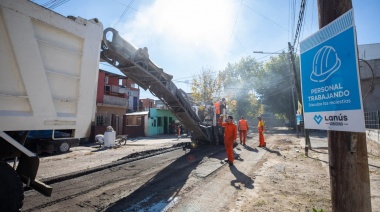 Julián Álvarez recorrió obras de pavimentación en Villa Jardín y conversó con vecinos y vecinas
