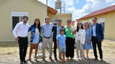 Kicillof entregó viviendas y firmó convenios para obras por $1.500 millones