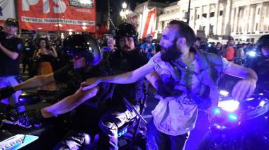 Fuerzas de seguridad avanzaron sobre manifestantes que ocuparon avenida frente al Congreso