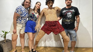 Artistas de Almirante Brown crearon una escultura de Charly García con blísteres de medicamentos recolectados por el Municipio
