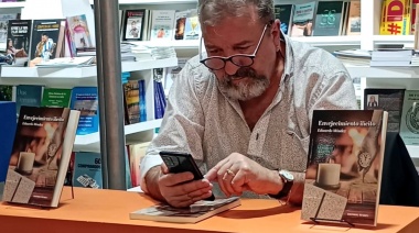 El autor Eduardo Méndez presentó con gran éxito "Envejecimiento Ilícito" en la Feria del Libro