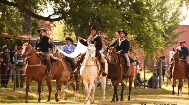 Un 25 de mayo a puro campo en una pequeña y curiosa localidad roqueperense