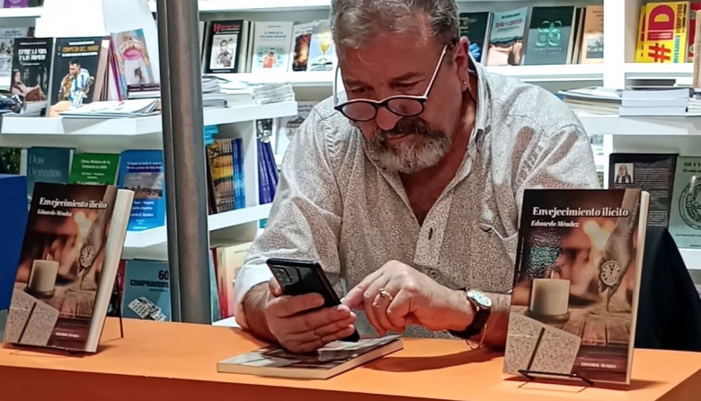 El autor Eduardo Méndez presentó con gran éxito "Envejecimiento Ilícito" en la Feria del Libro