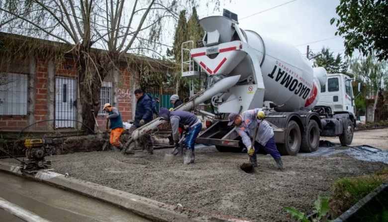 Avanzan las obras de pavimentación en distintos barrio del distrito ...