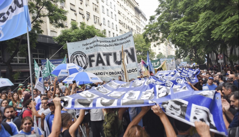 Miles de personas marcharon a Plaza de Mayo en unidad por el 24 de ...