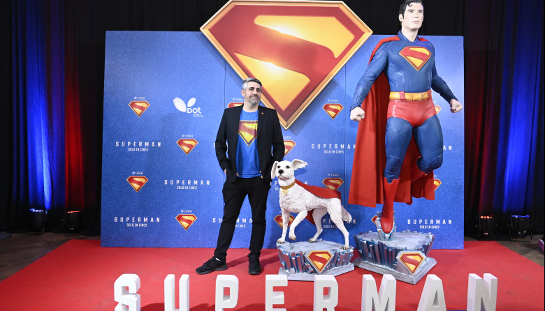 SUPERMAN: ¡las estatuas tamaño real estarán en los cines!