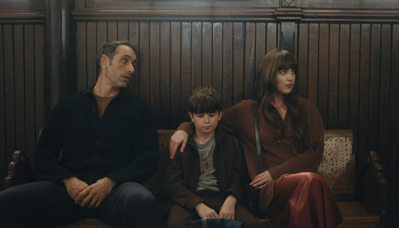 “Amores compartidos”: Dakota Johnson y Adria Arjona protagonizan una comedia romántica sobre amor, deseo y límites difusos