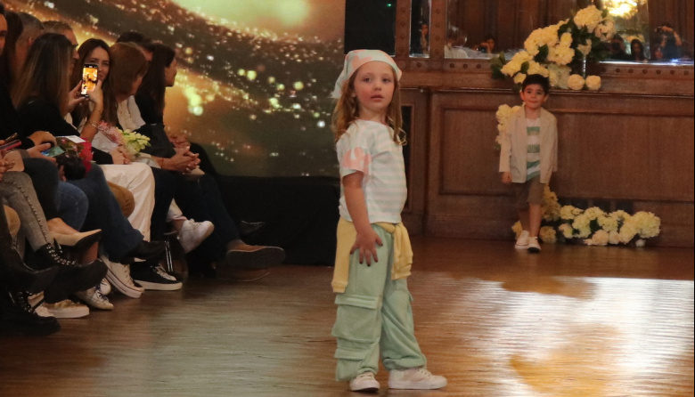 La ternura de Ámbar Cisneros, la niña que desfiló en Argentina Fashion Week