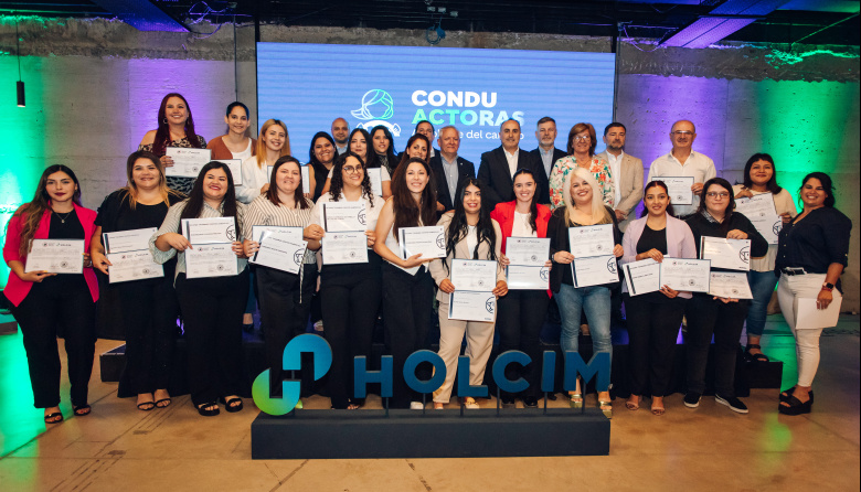 Holcim Argentina impulsa la inclusión: egresaron las "ConduACTORAS", nuevas conductoras de transporte de carga