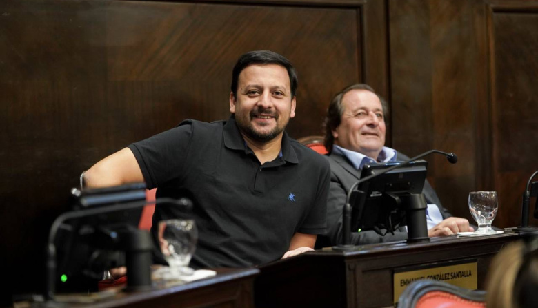 El senador provincial por Avellaneda, Emmanuel Santalla, es el autor de la Ley Provincial 15.534, que comenzará a regir desde el próximo lunes en todas las escuelas de la provincia de Buenos Aires.