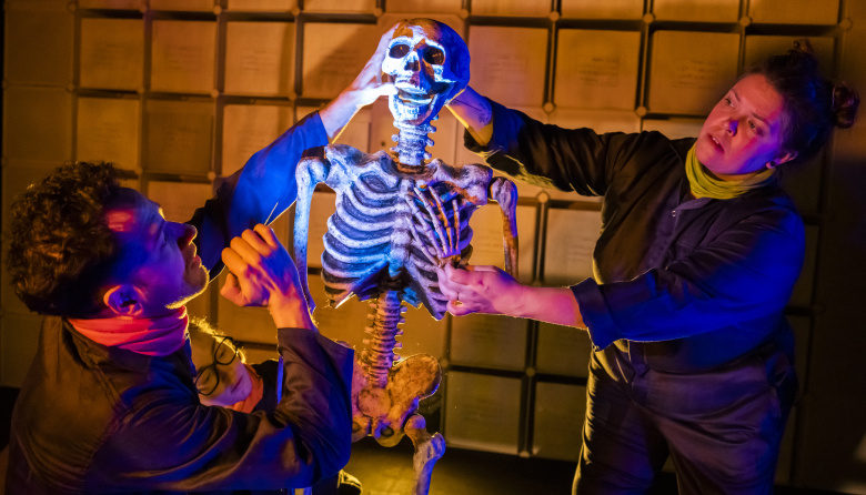 “Rewind”: una obra que desentierra la memoria y la convierte en teatro físico