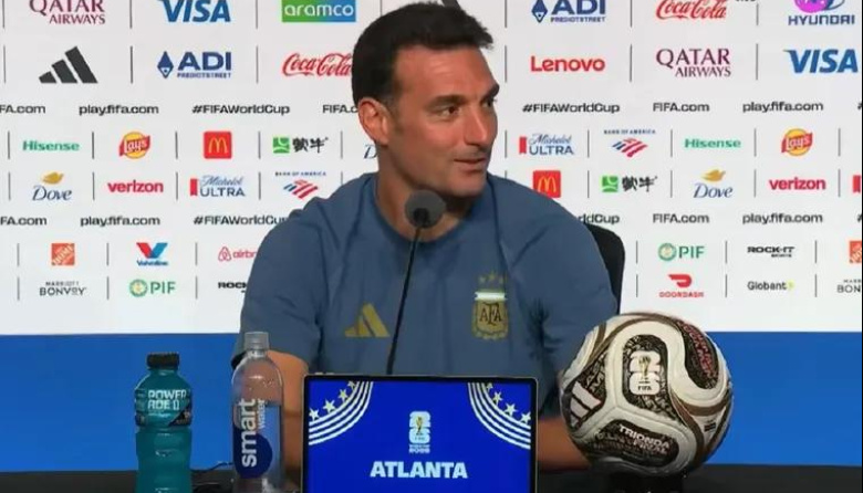 La reacción de la esposa de Scaloni que descolocó al DT en plena conferencia de prensa: "Me la mandé, ¿no?"