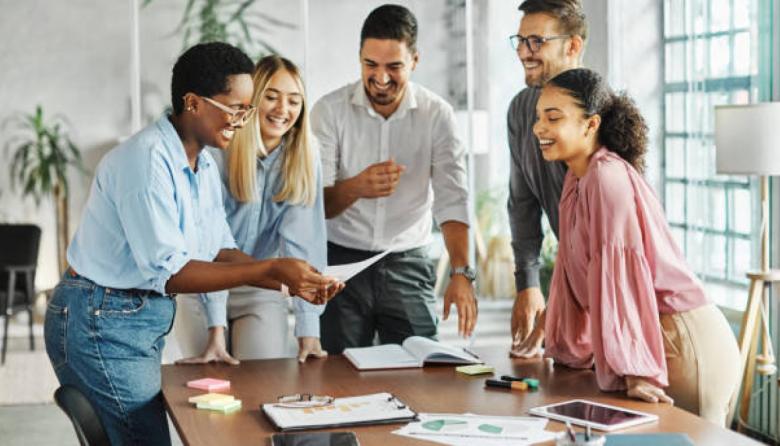 El primer empleo, en riesgo: 3 de cada 10 vacantes junior desaparecieron en apenas 18 meses