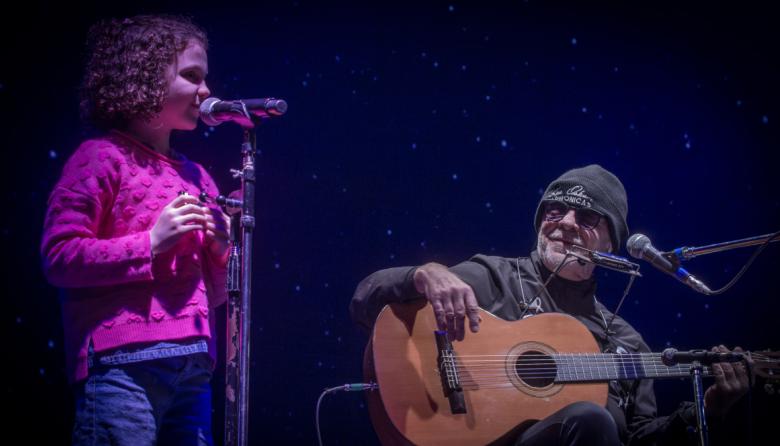 Lucía Ramseyer, la virtuosa artista de 10 años,  compartió escenario con su padrino León Gieco