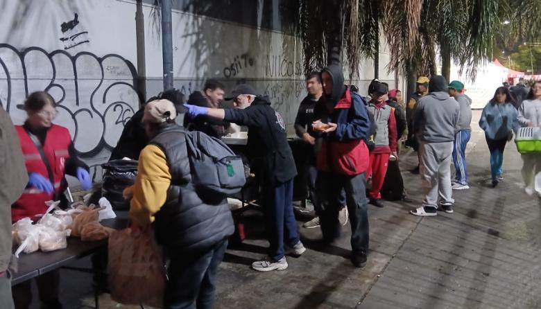 UFLO y "Los Irrecuperables 5": una alianza solidaria que transforma donaciones en platos de comida