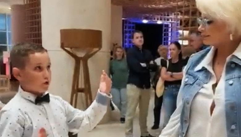 Nahuel Dana Weisz, tiene 10 años, se apoda Raphauel  y es el intérprete más joven del cantante Raphael