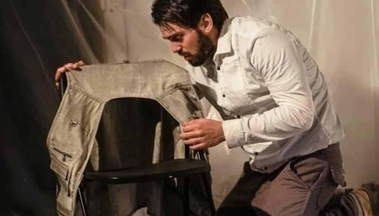 Kevin Bettini está presentando “Las aves”,  el unipersonal de su autoría
