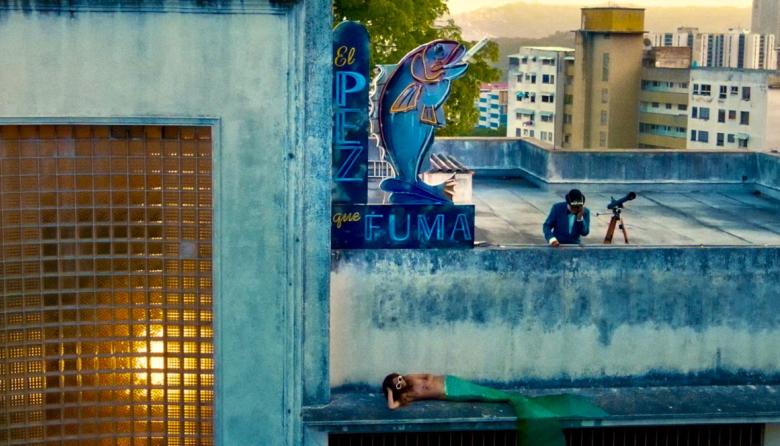 El pez que fuma, la ópera prima de Luis Fernández que, desde un burdel, mezcla historia, ficción y realidad