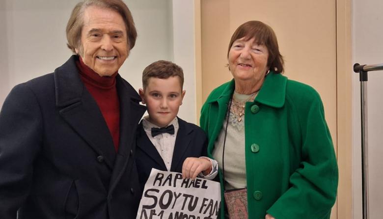 Raphael conoció a su fan más pequeño en el  mundo: tiene 10 años y se apoda “Raphauel”