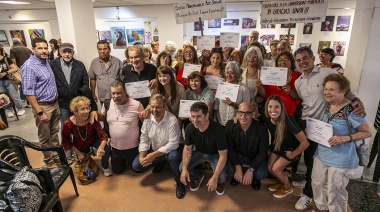 La UNaB y el Municipio entregaron certificados a adultos mayores que completaron talleres de formación y recreación