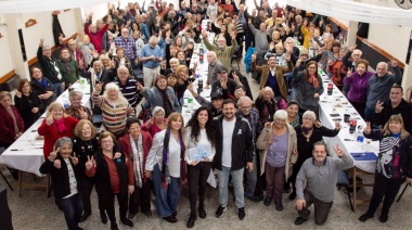 Emmanuel Santalla y Luana Volnovich encabezaron en Wilde un acto de entrega de 5000 firmas en apoyo al proyecto de ley de medicamentos gratuitos