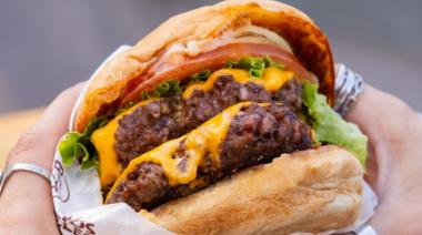 Burger54 celebra el Día de la Hamburguesa con promociones exclusivas en sus locales, app y delivery.