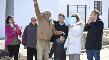 Kicillof y Magario entregaron 110 viviendas a familias de Berazategui