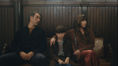 “Amores compartidos”: Dakota Johnson y Adria Arjona protagonizan una comedia romántica sobre amor, deseo y límites difusos
