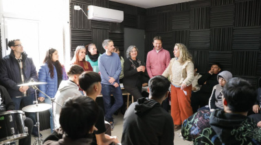 Lanús Gobierno entregó mobiliario en las escuelas primarias Nº74 y secundaria Nº39
