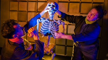 “Rewind”: una obra que desentierra la memoria y la convierte en teatro físico