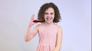 Lucía Ramseyer, la armonicista y cantante de  10 años, que deslumbra con música y carisma