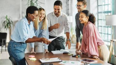 El primer empleo, en riesgo: 3 de cada 10 vacantes junior desaparecieron en apenas 18 meses