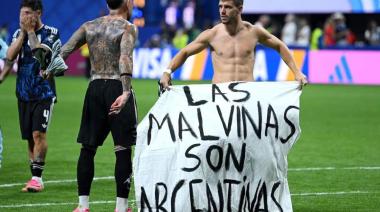 La bandera que mostraron los jugadores de la selección tras el triunfo ante Inglaterra: “Las Malvinas son argentinas”