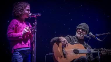Lucía Ramseyer, la virtuosa artista de 10 años,  compartió escenario con su padrino León Gieco