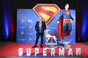 SUPERMAN: ¡las estatuas tamaño real estarán en los cines!