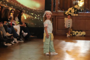 La ternura de Ámbar Cisneros, la niña que desfiló en Argentina Fashion Week
