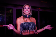 La DJ y médica Caro Lewis vuelve a Ibiza  y Barcelona para exhibir su talento